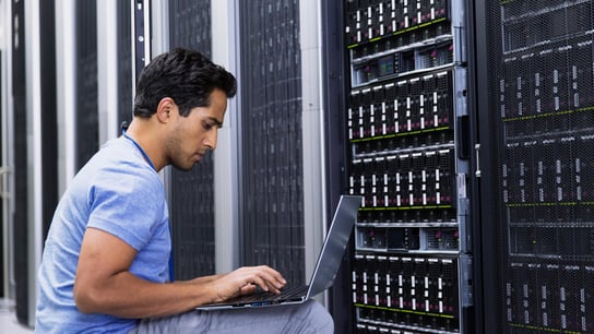 数据和隐私 - 服务器机房中的人