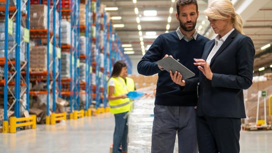 人们在仓库里讨论