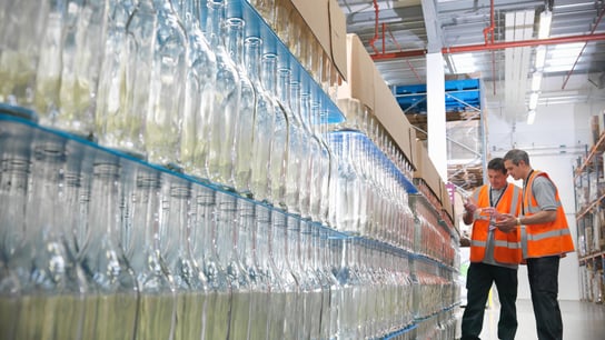 工厂工人在检查瓶子