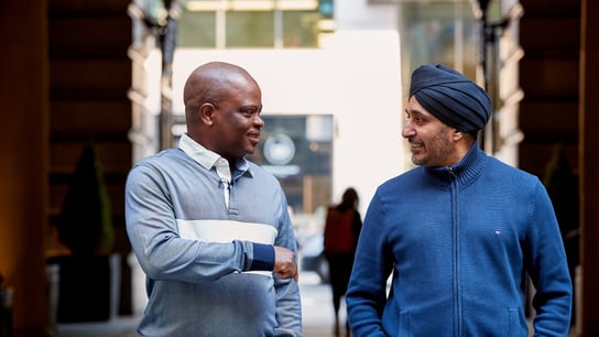 文化变革 - 两名男子在讨论