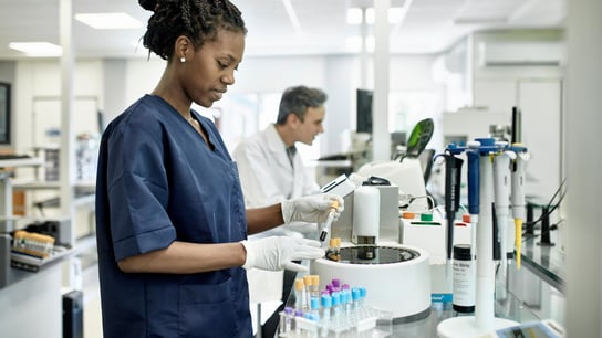 身穿蓝色手术服的病理学技术员正在进行实验室测试