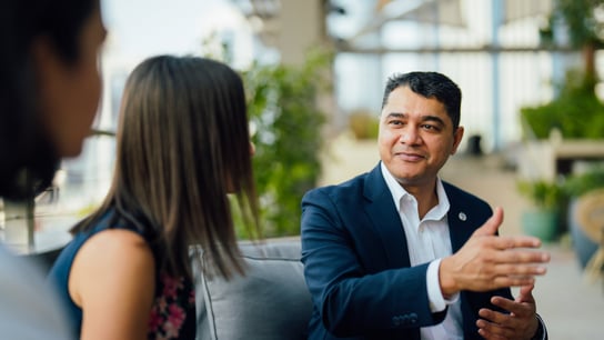 人们在会议上讨论。