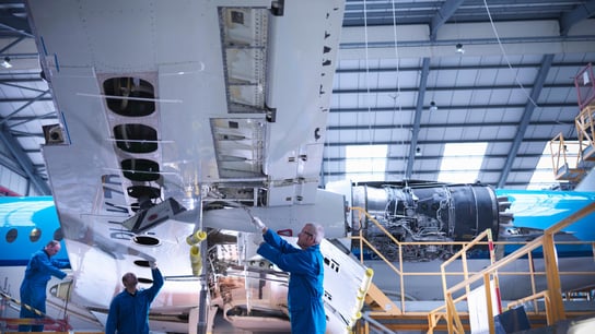 在飞机上工作的工程师