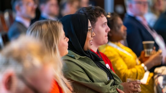 实现市场准入 - 一群人参加会议