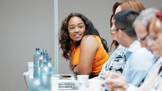 员工情况 - 多元文化员工在进行讨论