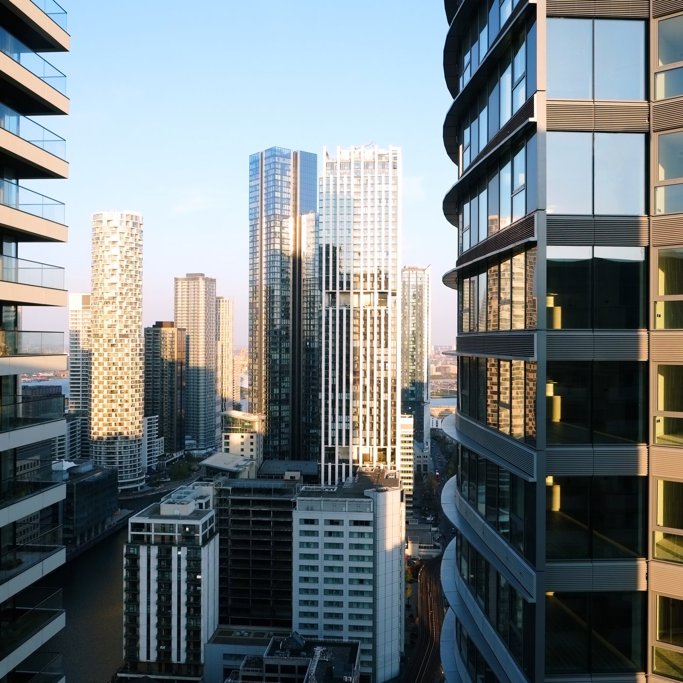 英國倫敦金絲雀碼頭，日落時分，從高處俯瞰燈火輝煌的金絲雀碼頭城市天際線。