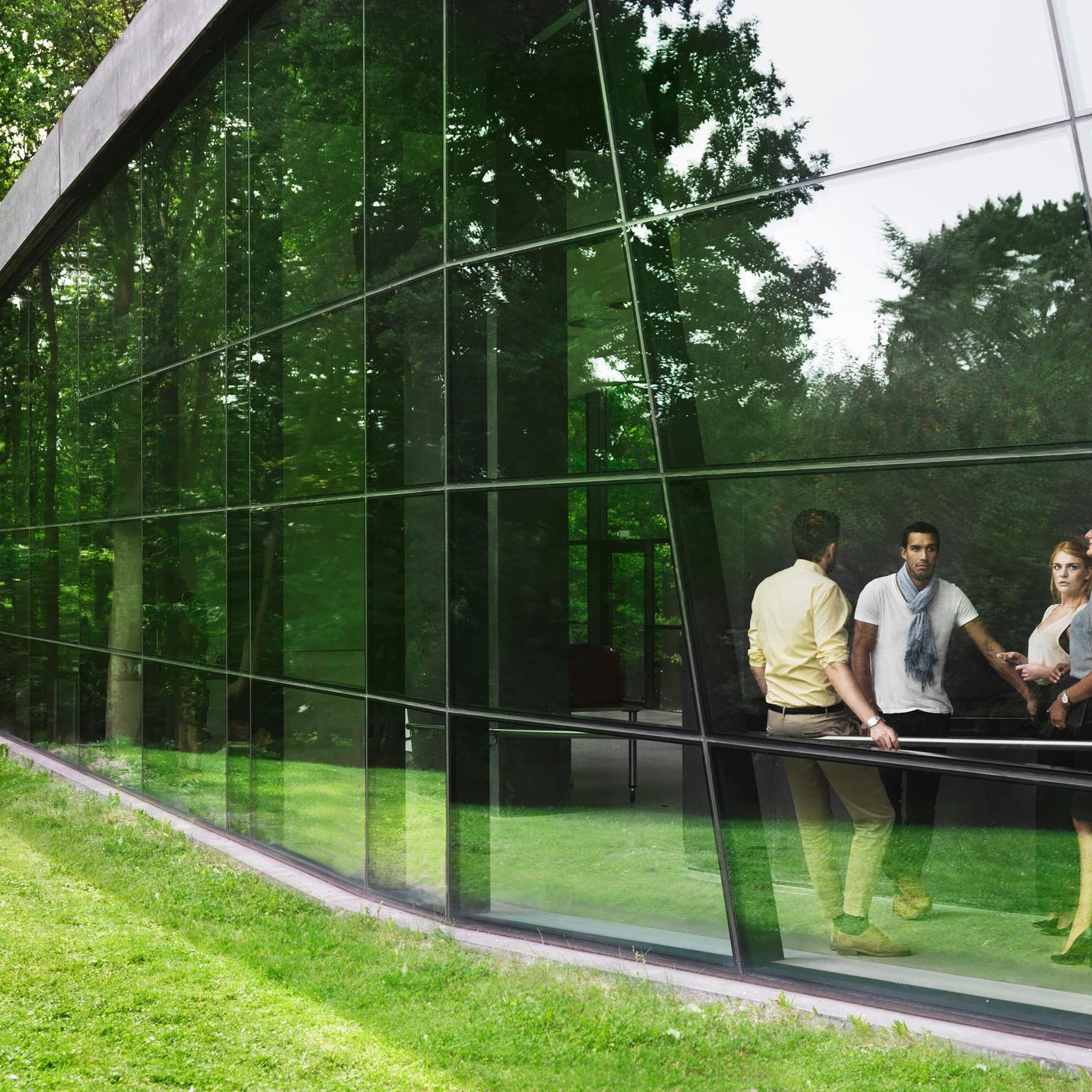 创新实验室 - 四位专业人员（两男两女）在工作之余闲谈