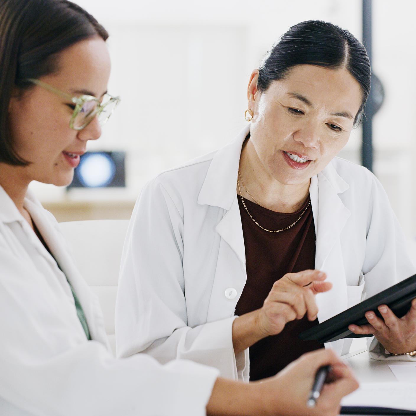 了解IVDR软件和网络安全 - 亚洲科学家在实验室工作