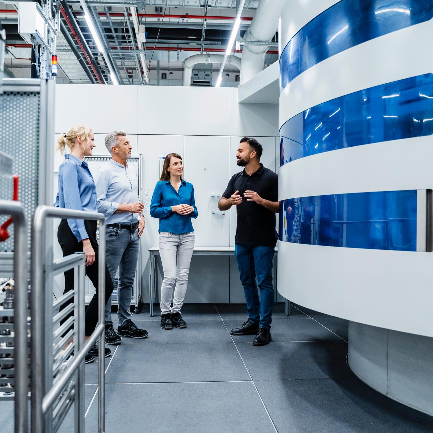 政府领域的创新 - 工程师正在与自动化行业的男女商人展开讨论