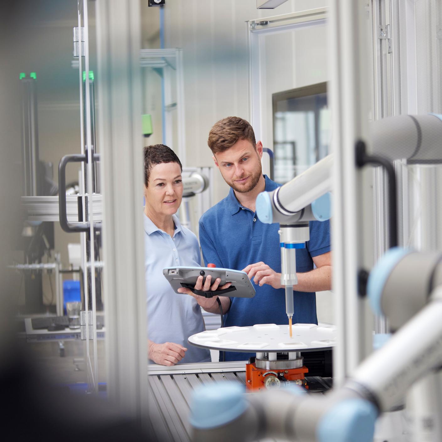 创新 - 技术人员分析工业机器人