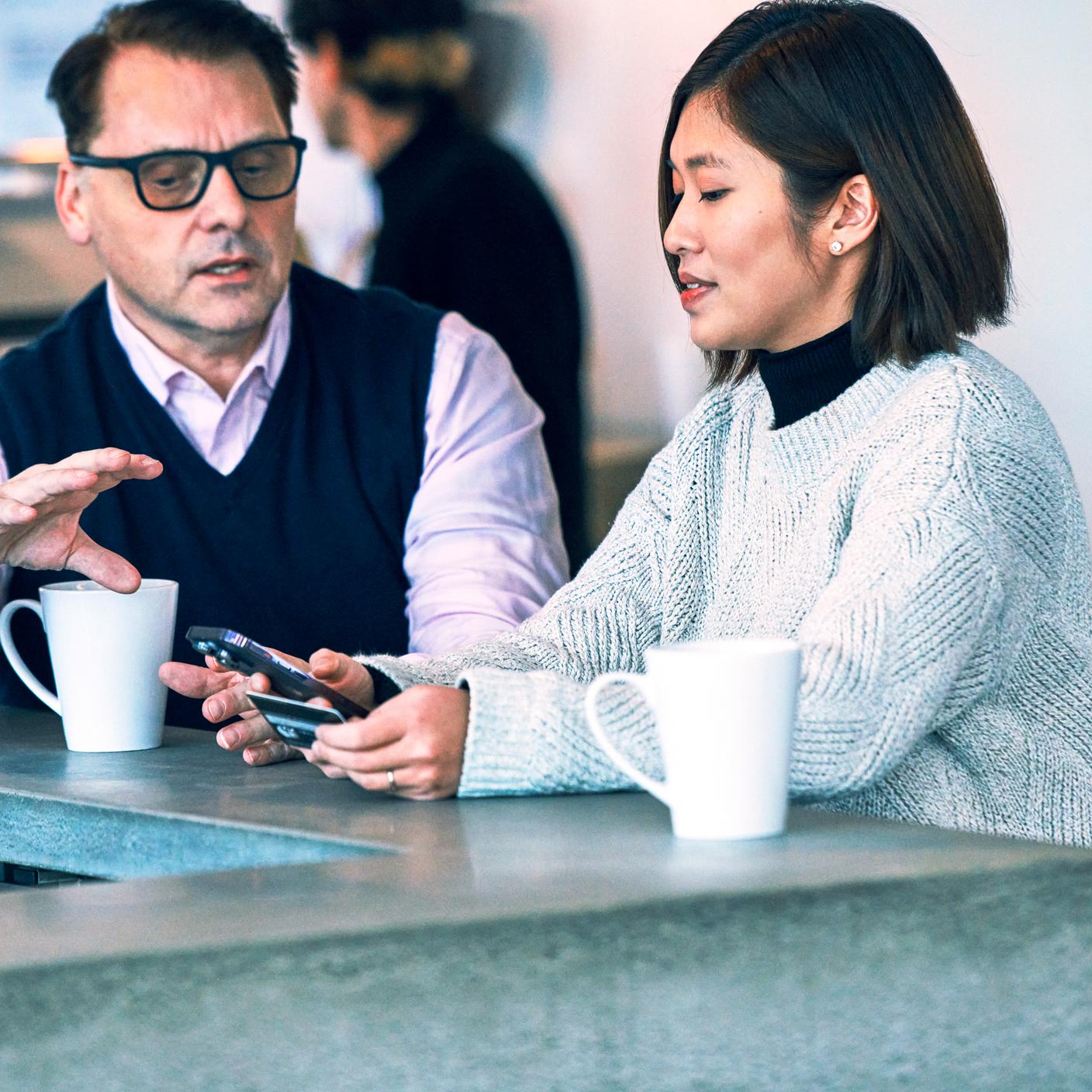 BSI同事在女子进行测试时讲解应用程序