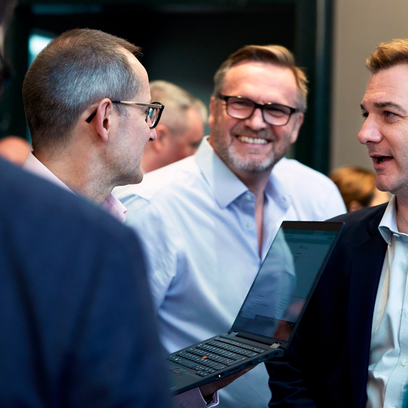 BSI同事在热烈的讨论中微笑