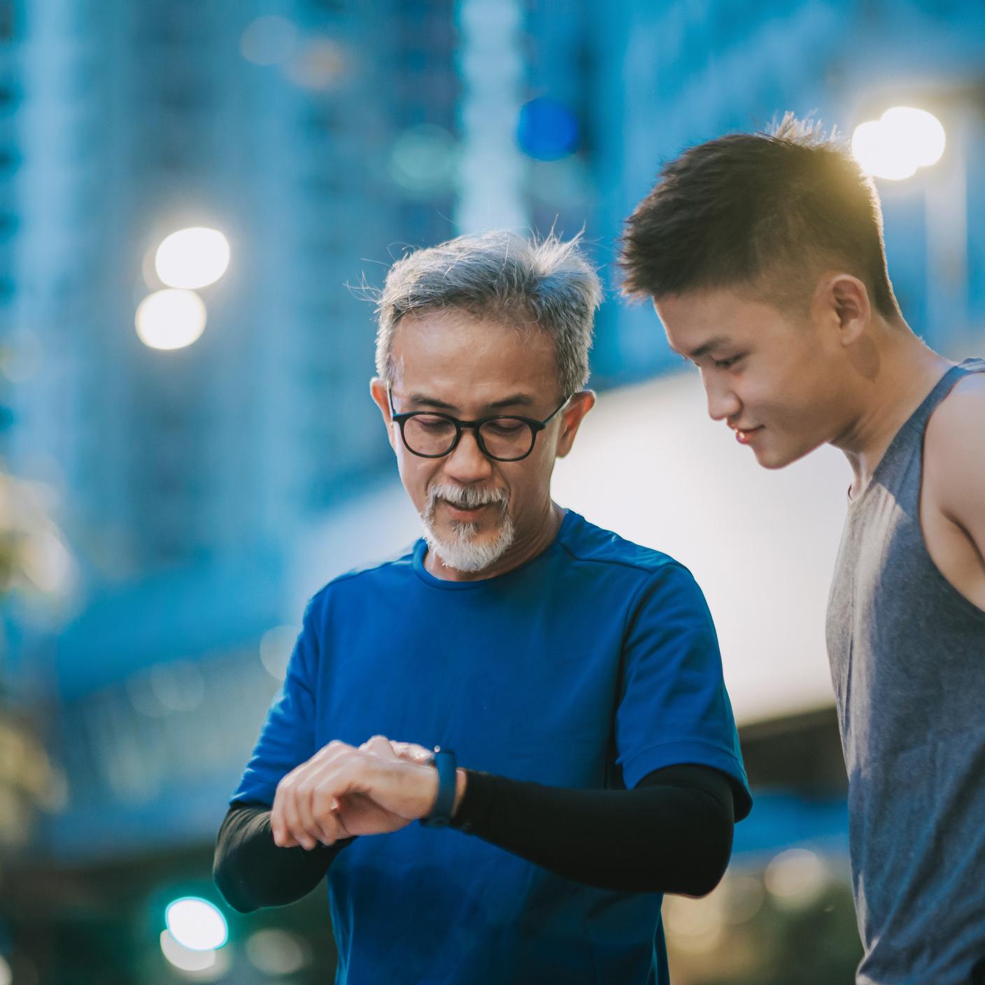 医疗保健行业的数字信任 - 一对父子正在奔跑