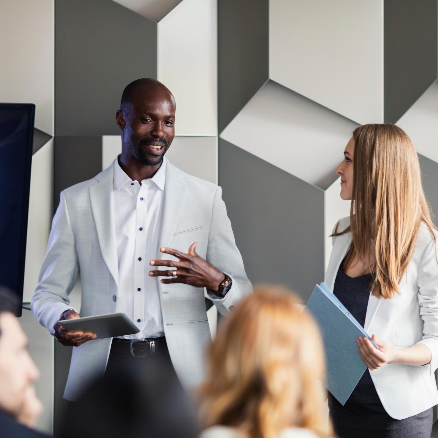 质量管理 - 两位发言人在商务演讲中发言