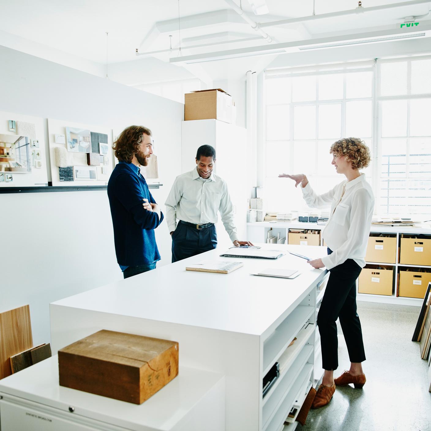 建筑工程 - 面带微笑的建筑师在办公室进行团队会议