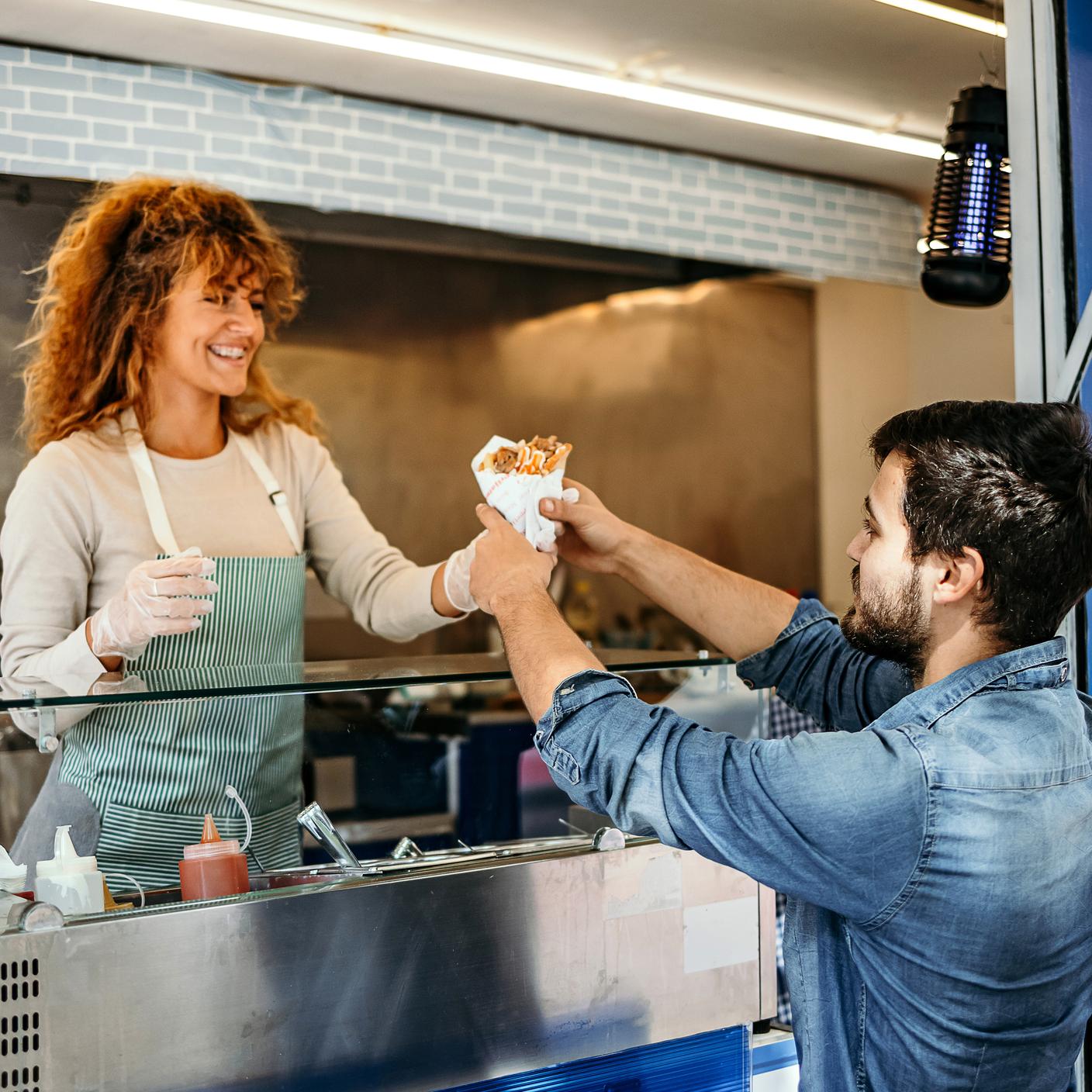 食品安全 - 快餐店女性工作人员为顾客服务