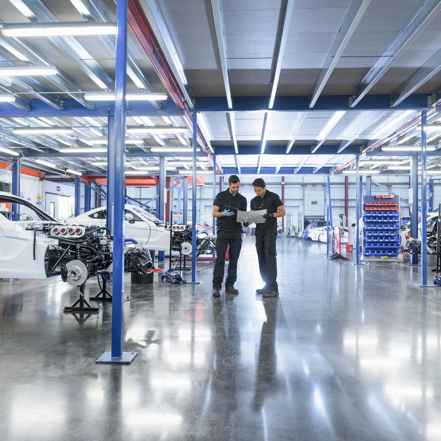 赛车工厂施工区域内的工程师们