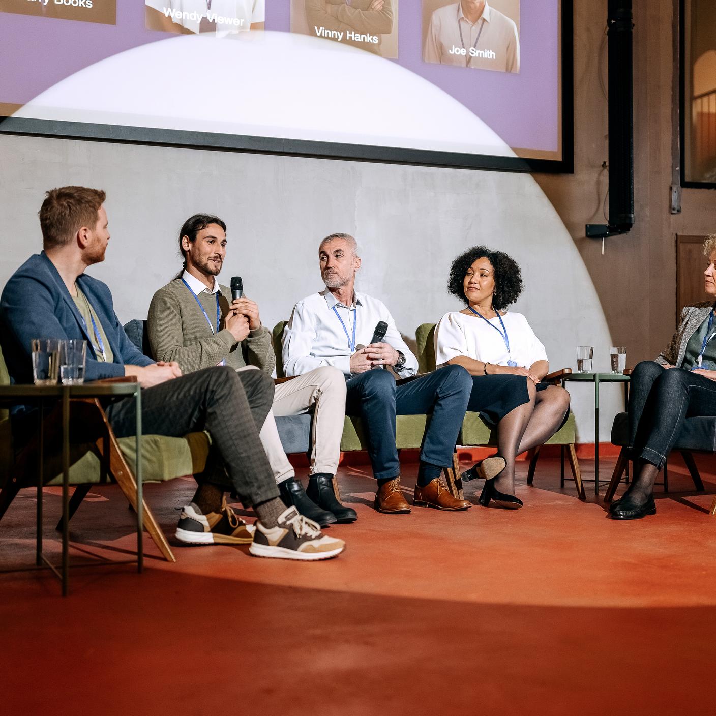 连接专家 - 一群商务人士在会议中心