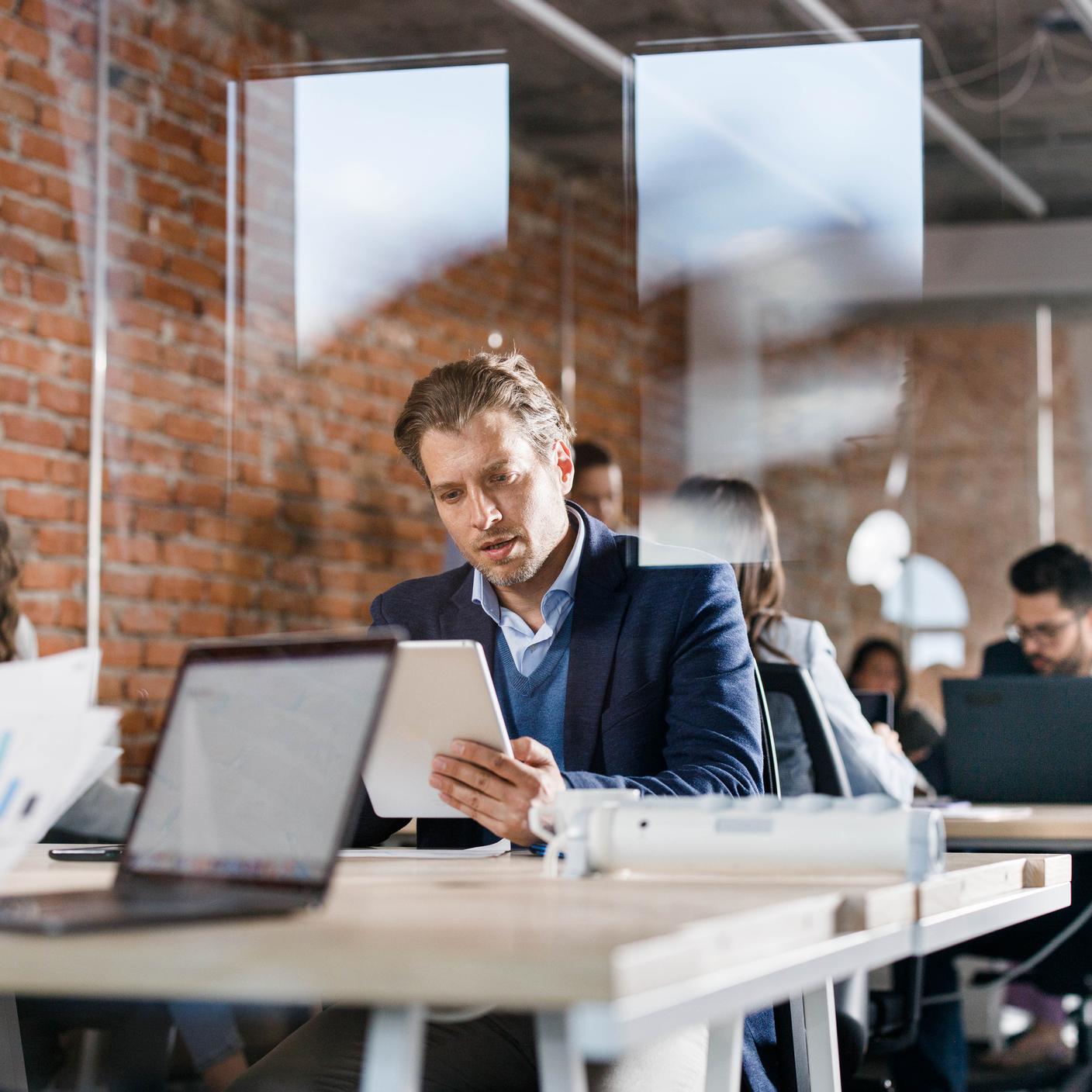 一名男子在看ipad