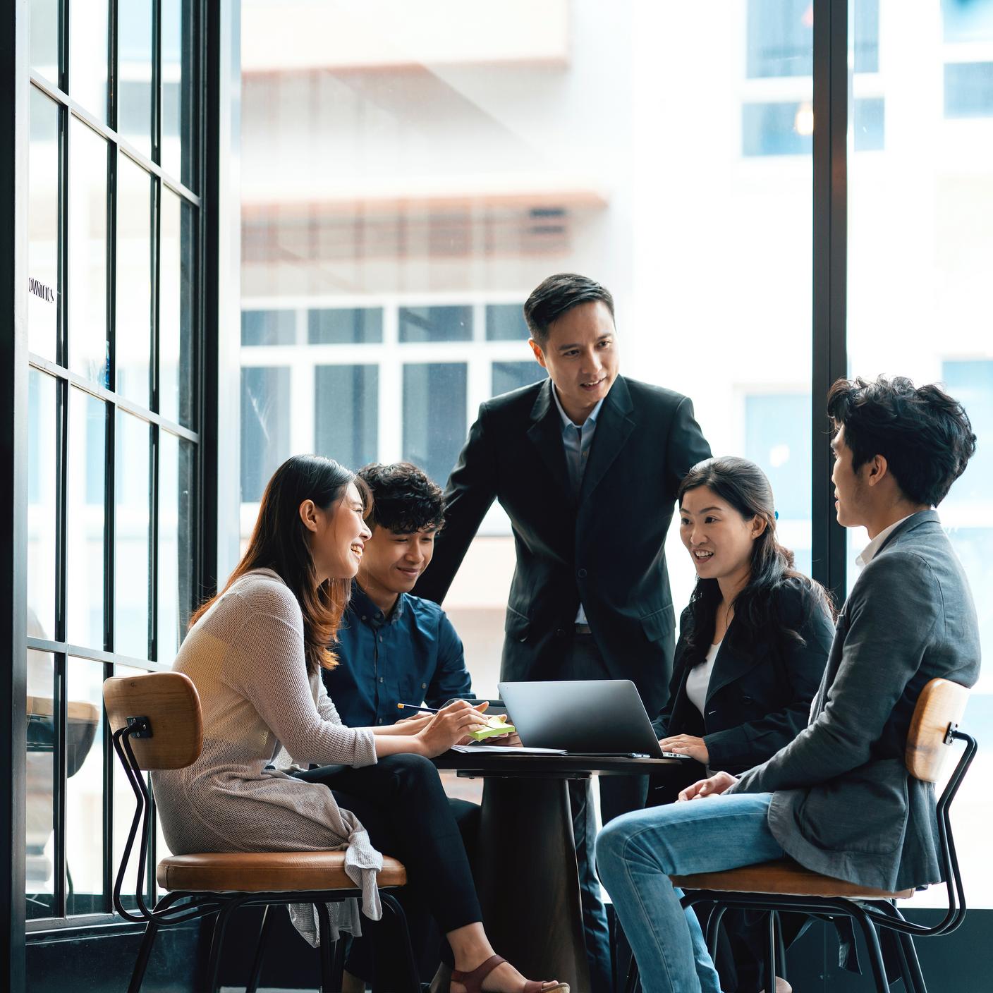 专家团队在一个开放的工作环境中进行讨论