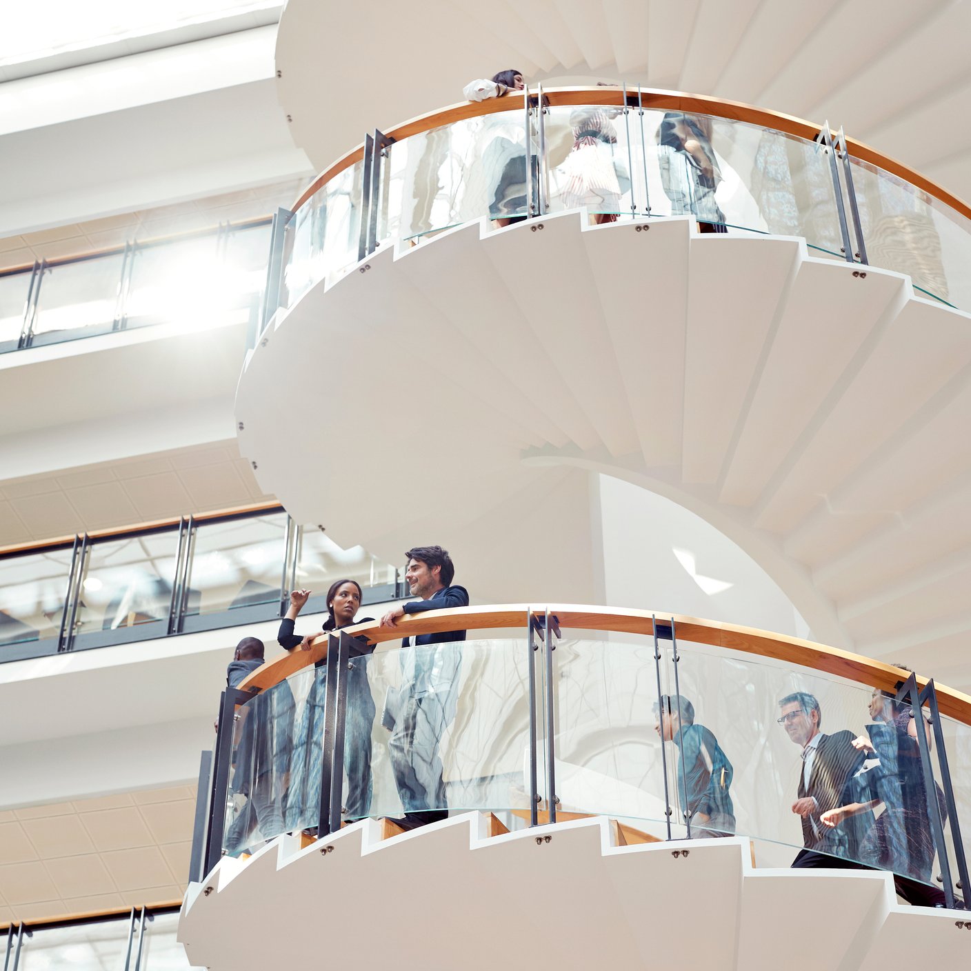 在高档现代化办公室工作的商务人士。