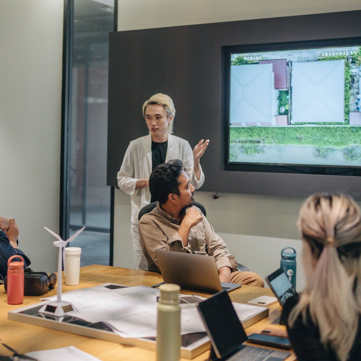 一群商务人员正在听演讲