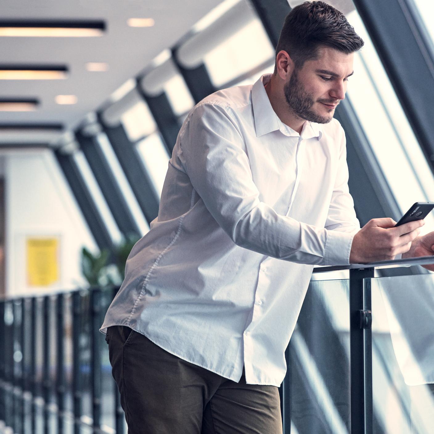 一名男子用手机刷卡支付