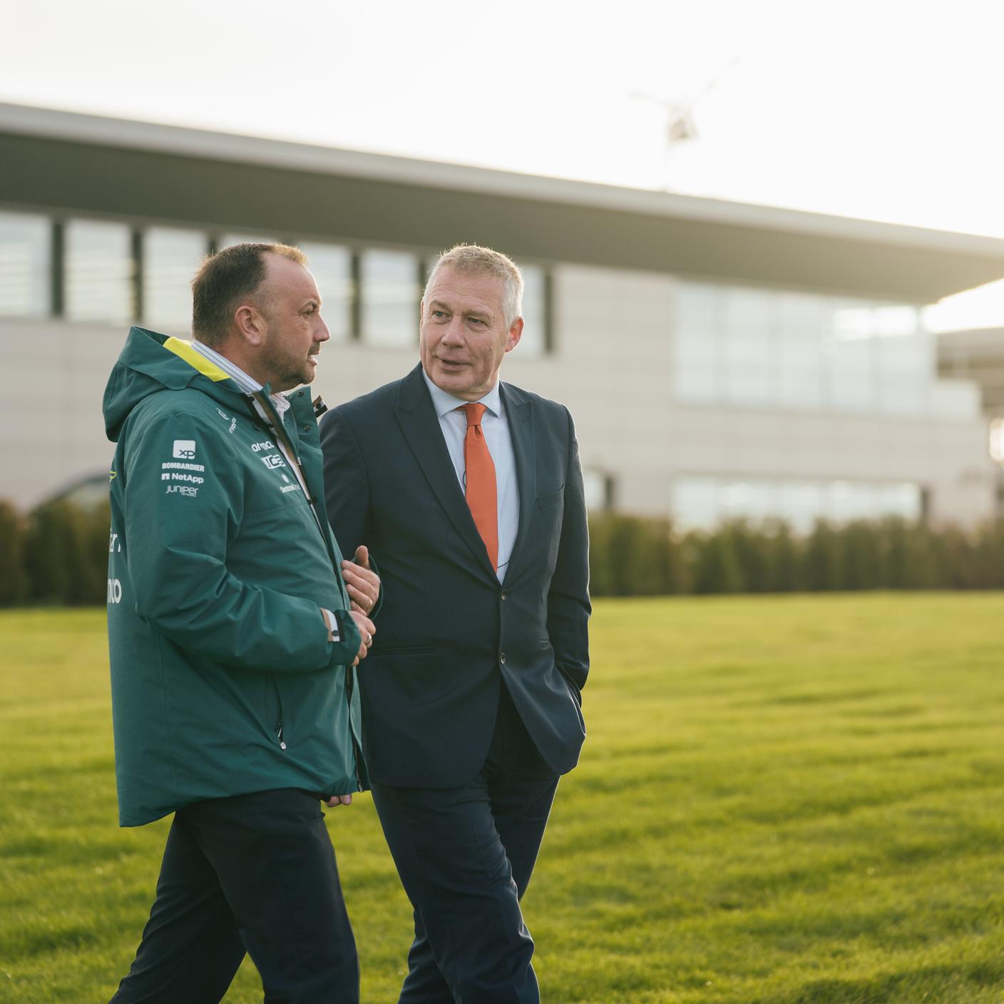 BSI同事与客户边走边聊