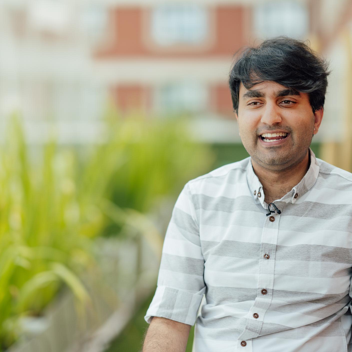 员工情况 - 微笑的印度男子