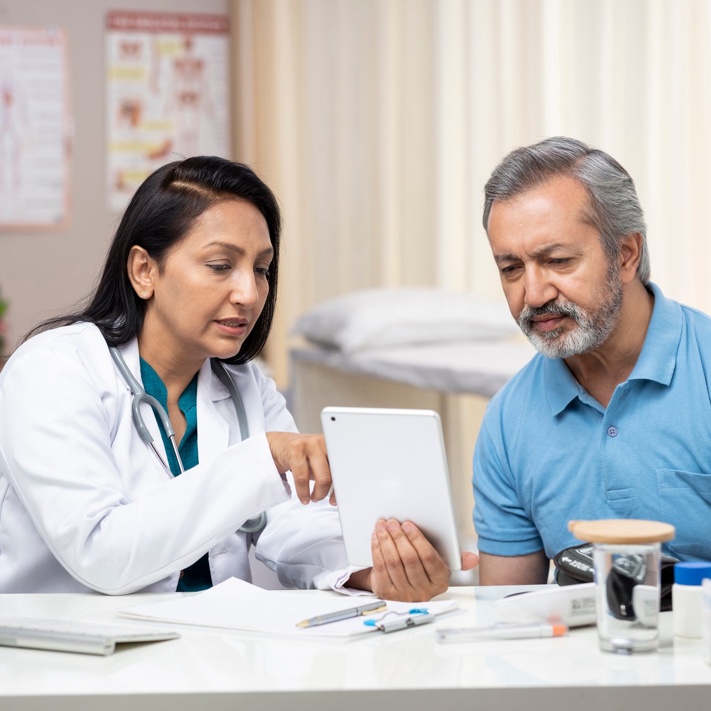  印度、医生、印度族裔、数字平板电脑、病人、使用数字平板电脑、手指、指点。