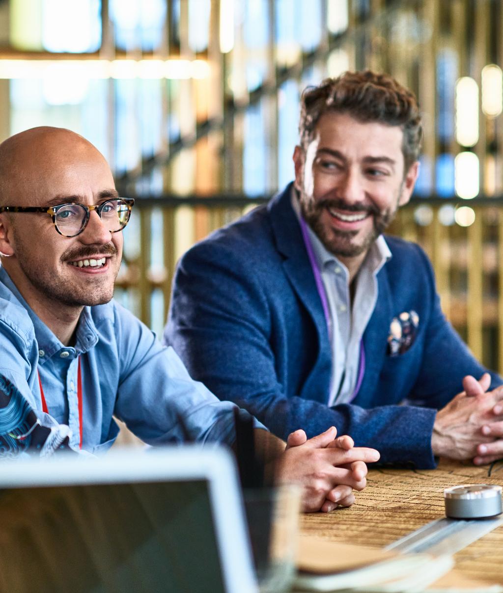 健康和安全 - 多名商务男士在参加规划和战略会议