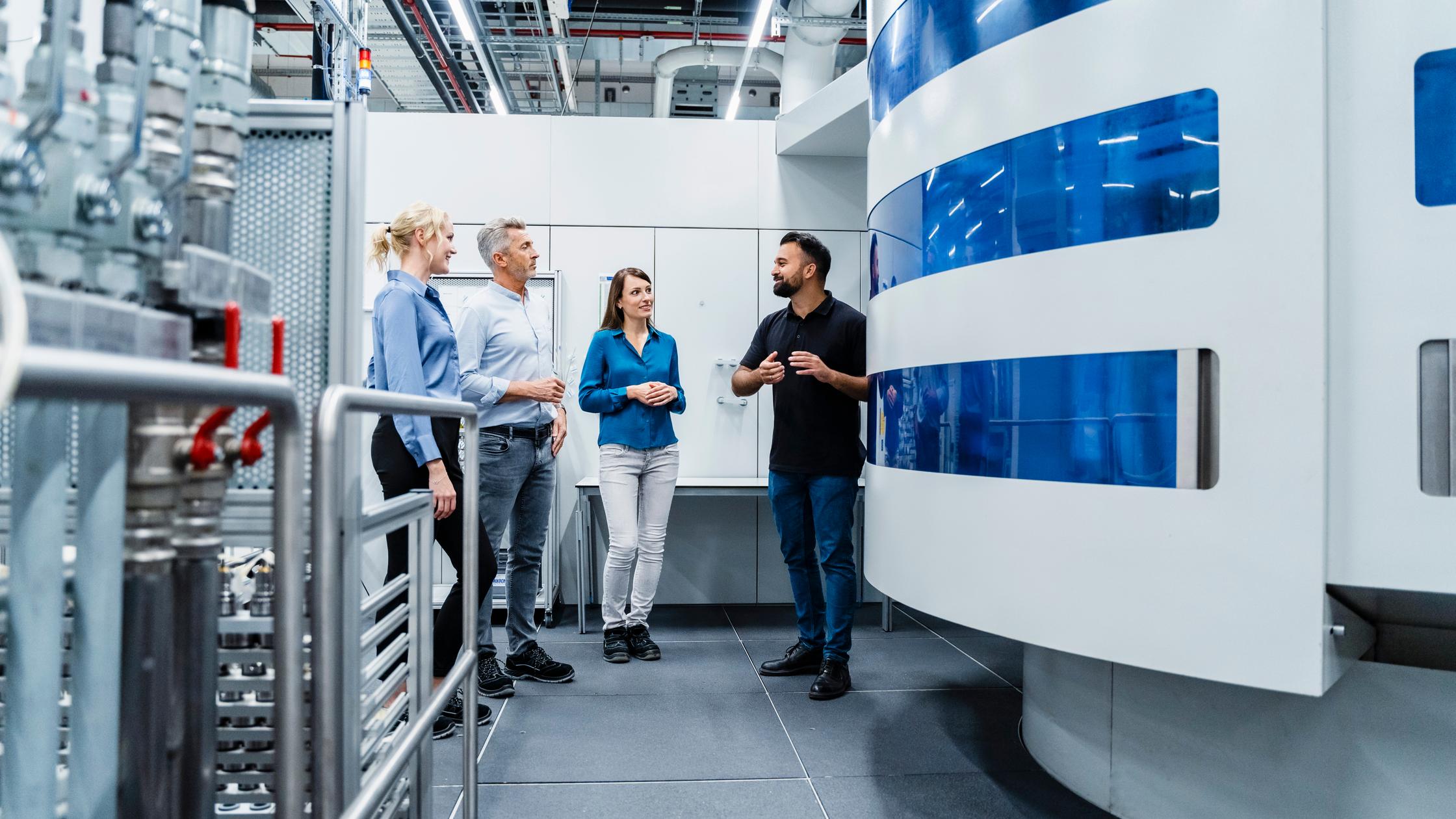 工程师与自动化行业的男女商业人士交谈