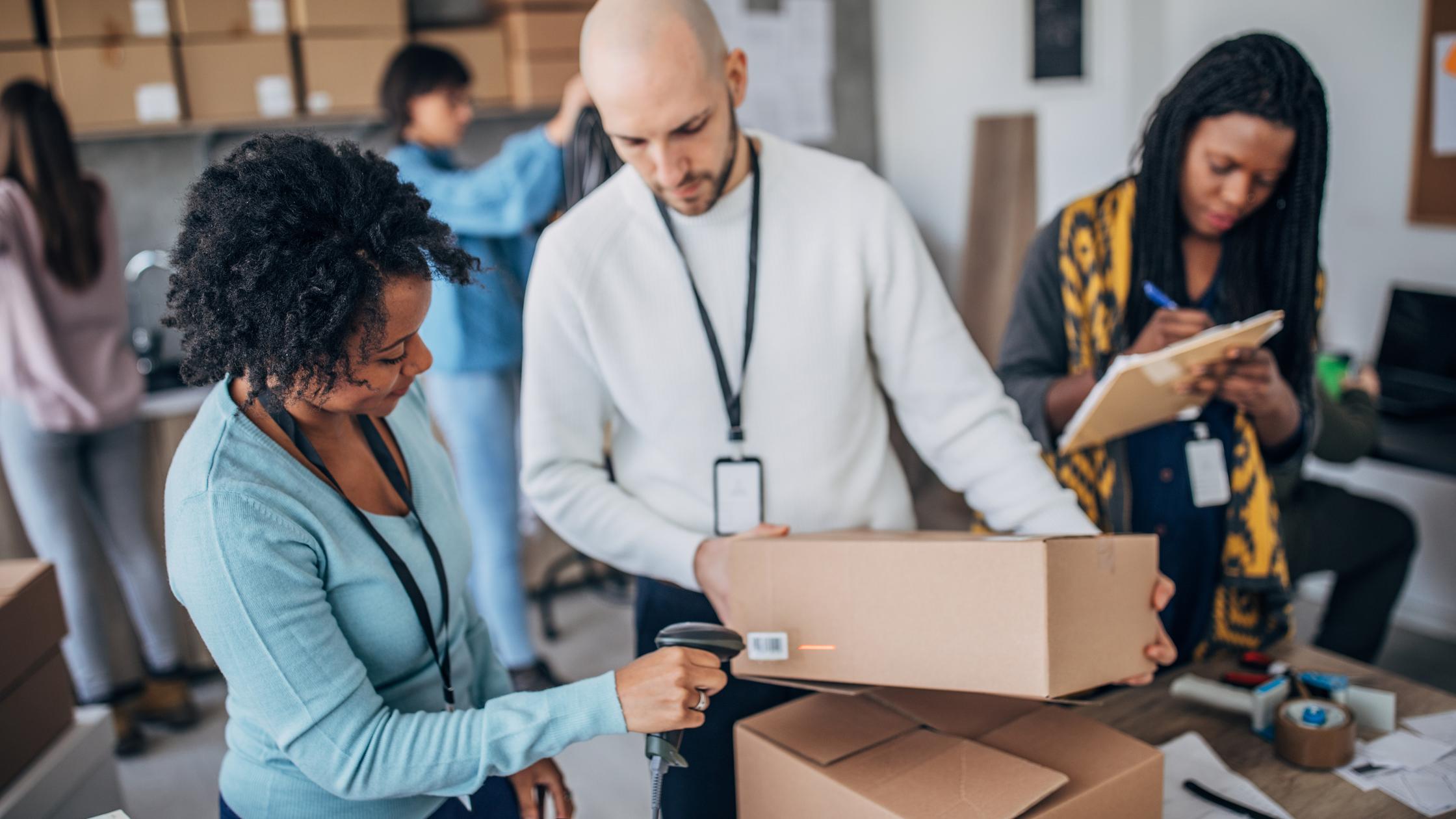 实现市场准入 - 多种族男性和女性在仓库安排客户订单，进行分批装运