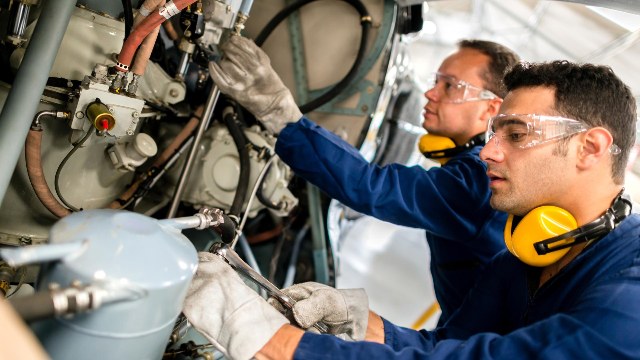 质量管理 - 办公室里一位职场女性站在男经理身旁