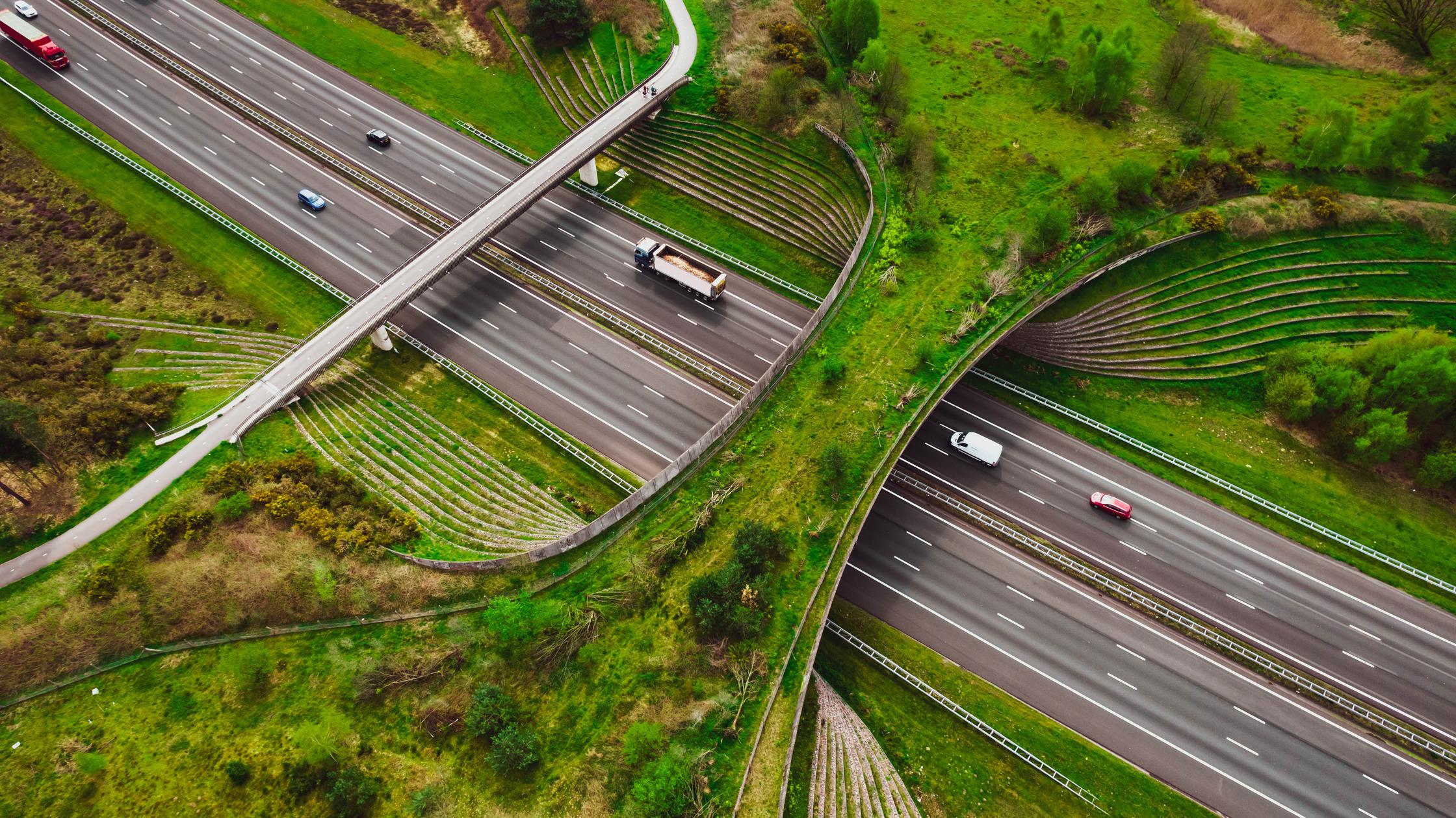 交通和出行 - 行驶在高速公路上的汽车