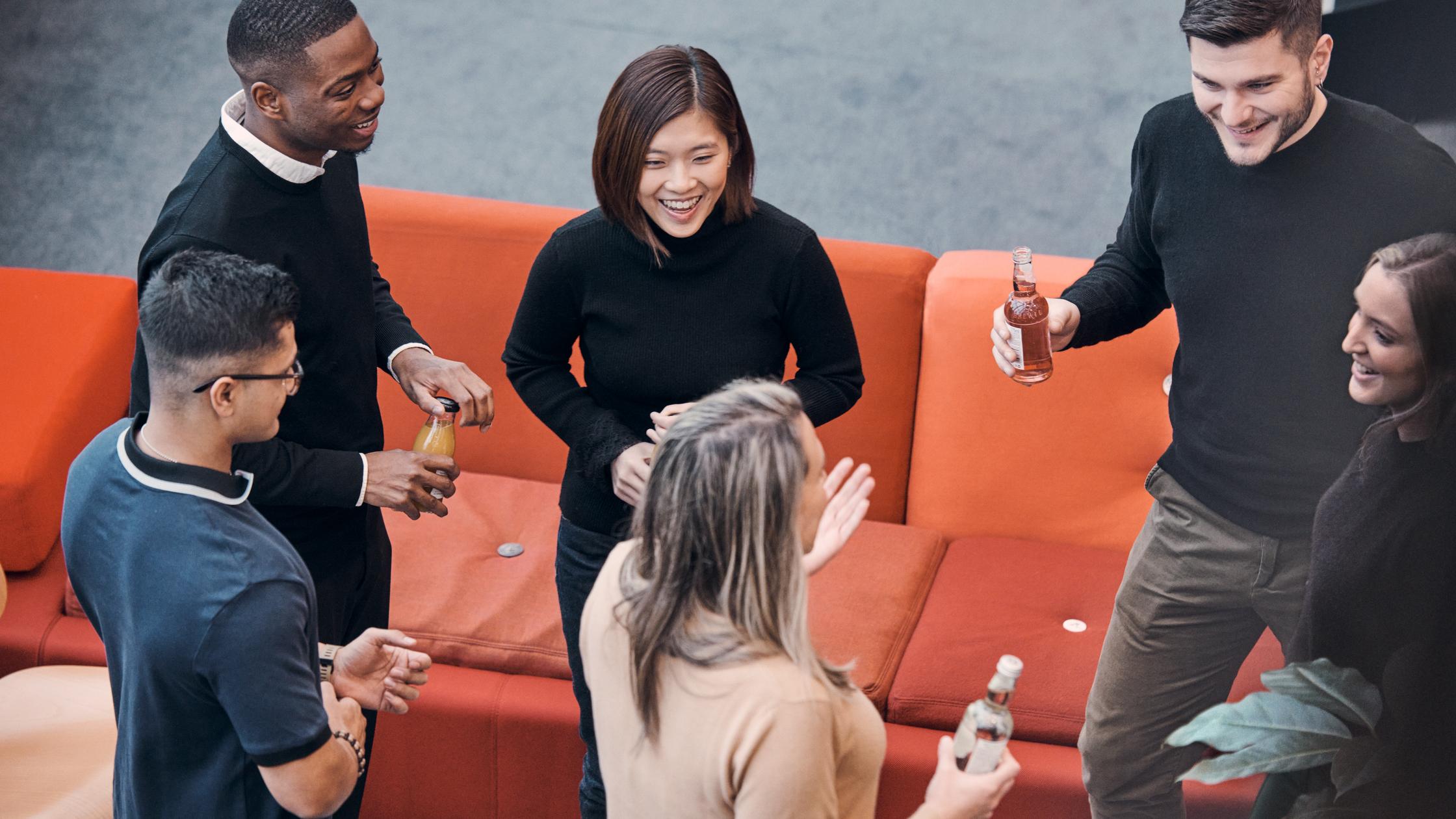 文化变革同事共饮