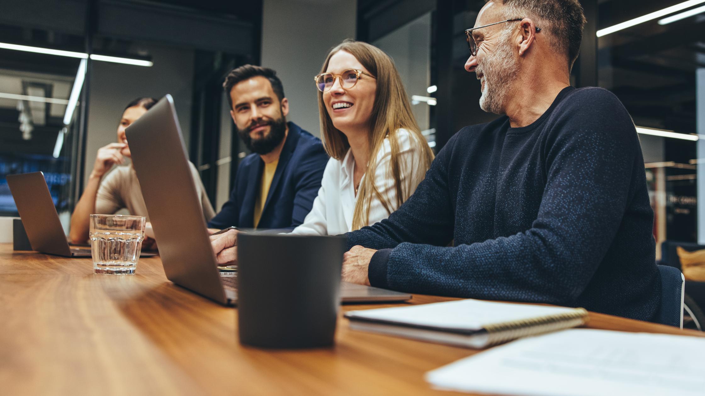 一群成功的商务人士在董事会议室参加简报会。