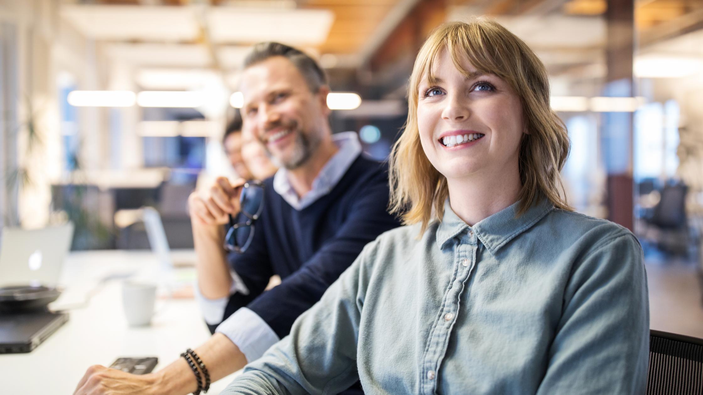 商务人士在参加董事会会议