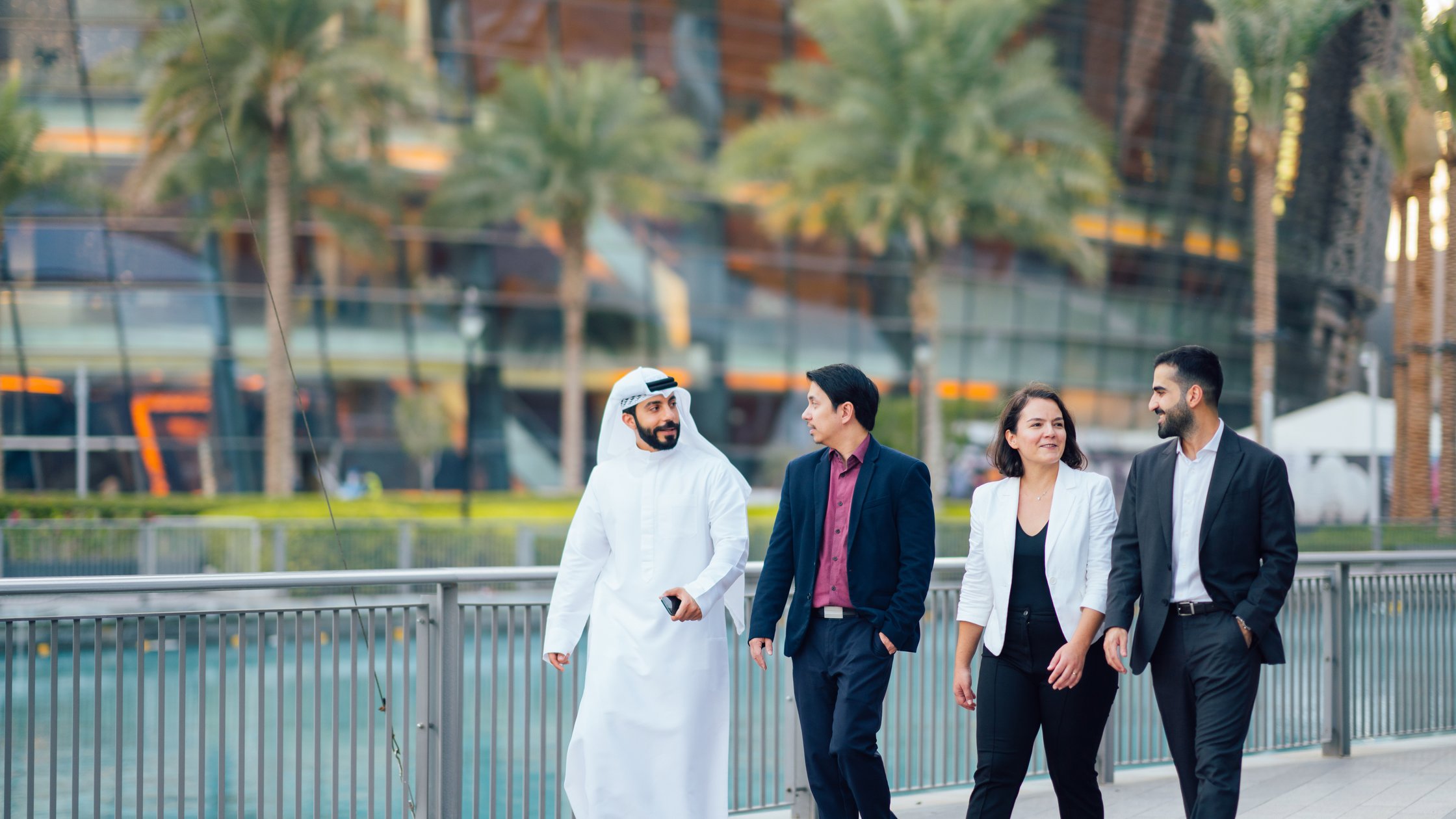 一群人边走边讨论业务