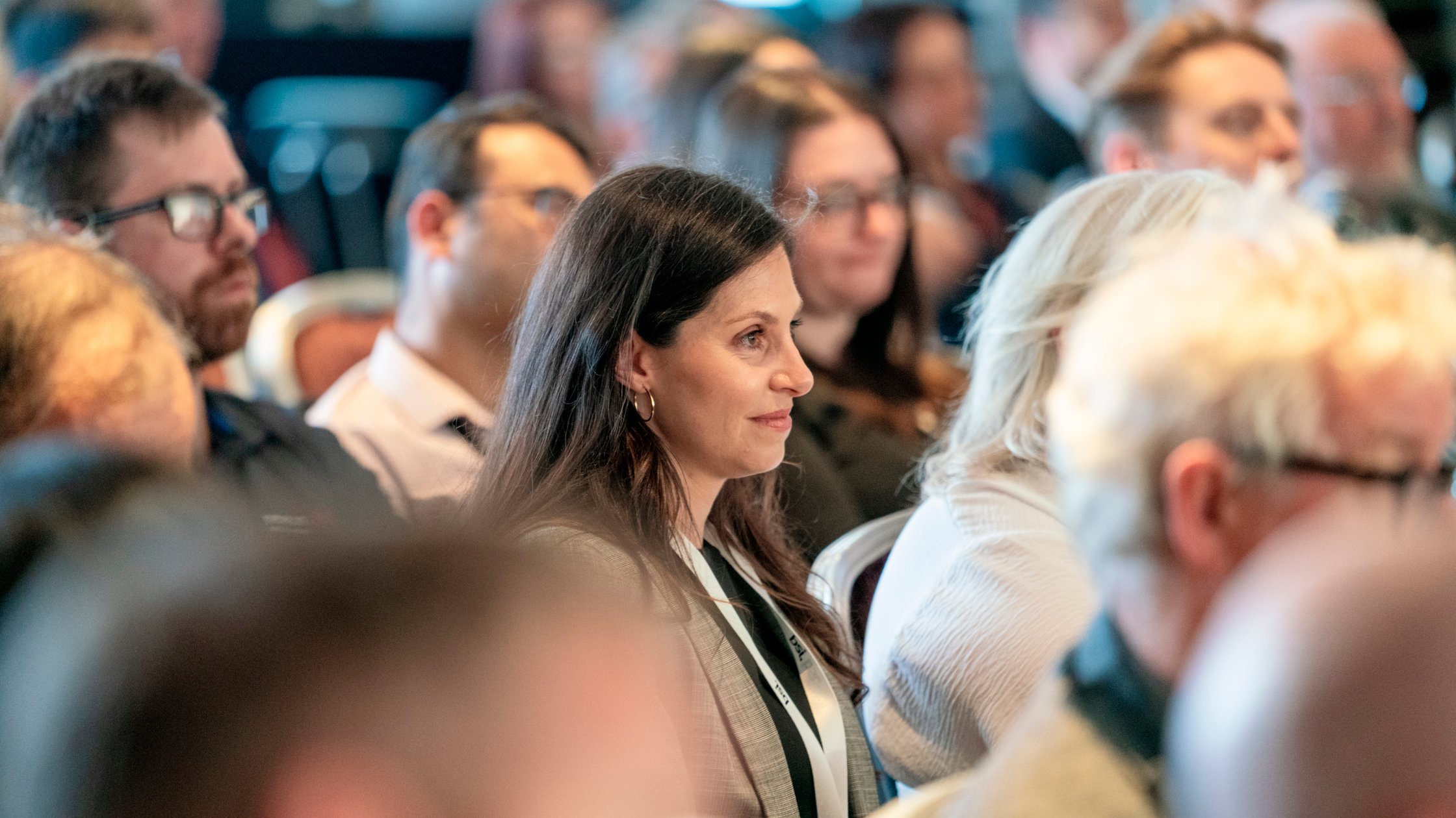 高管团队参加会议的场景