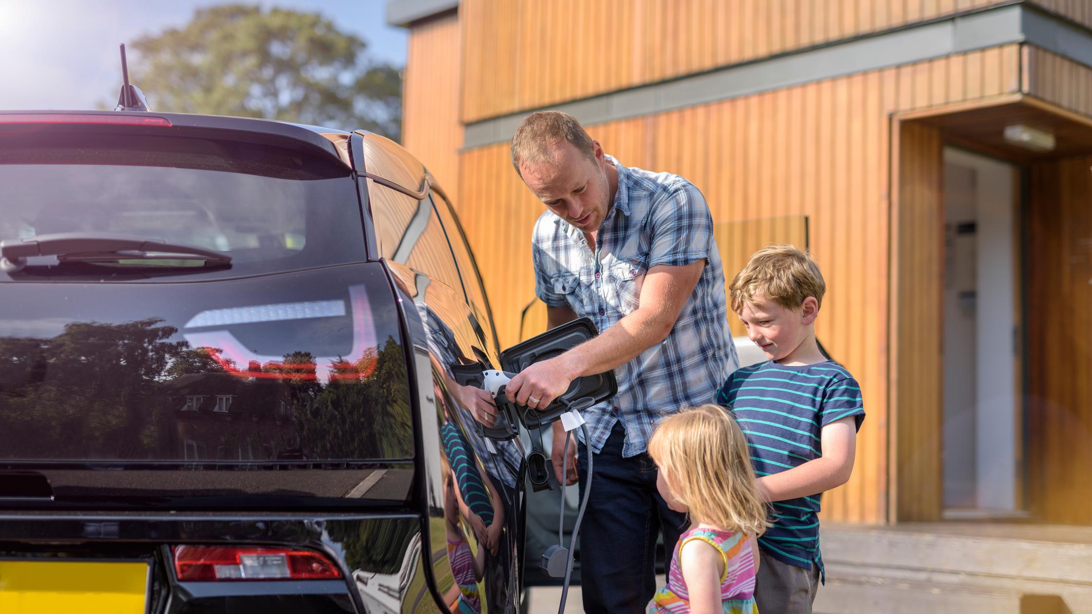 一家人给汽车加油