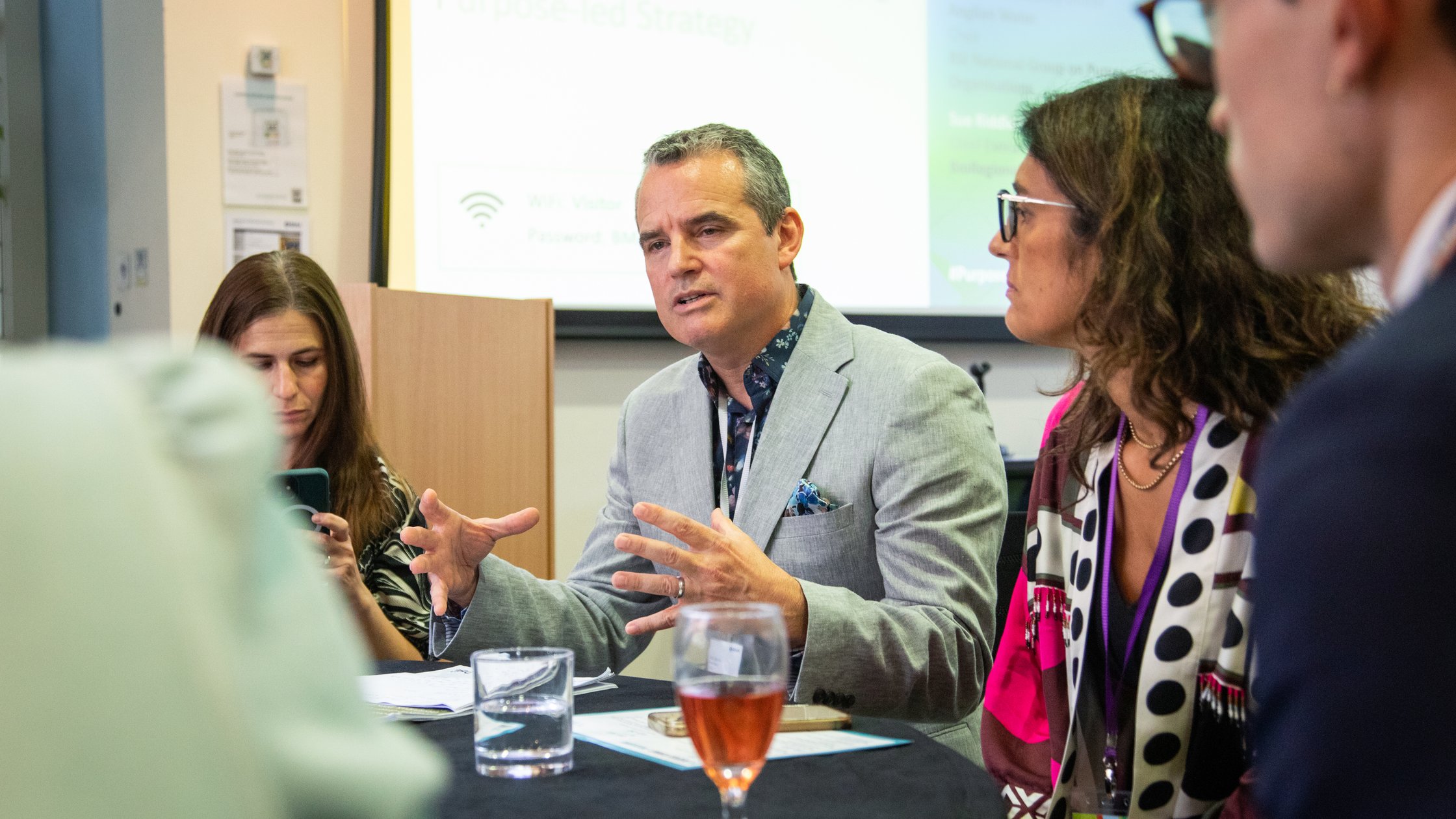 商务会议上的圆桌讨论