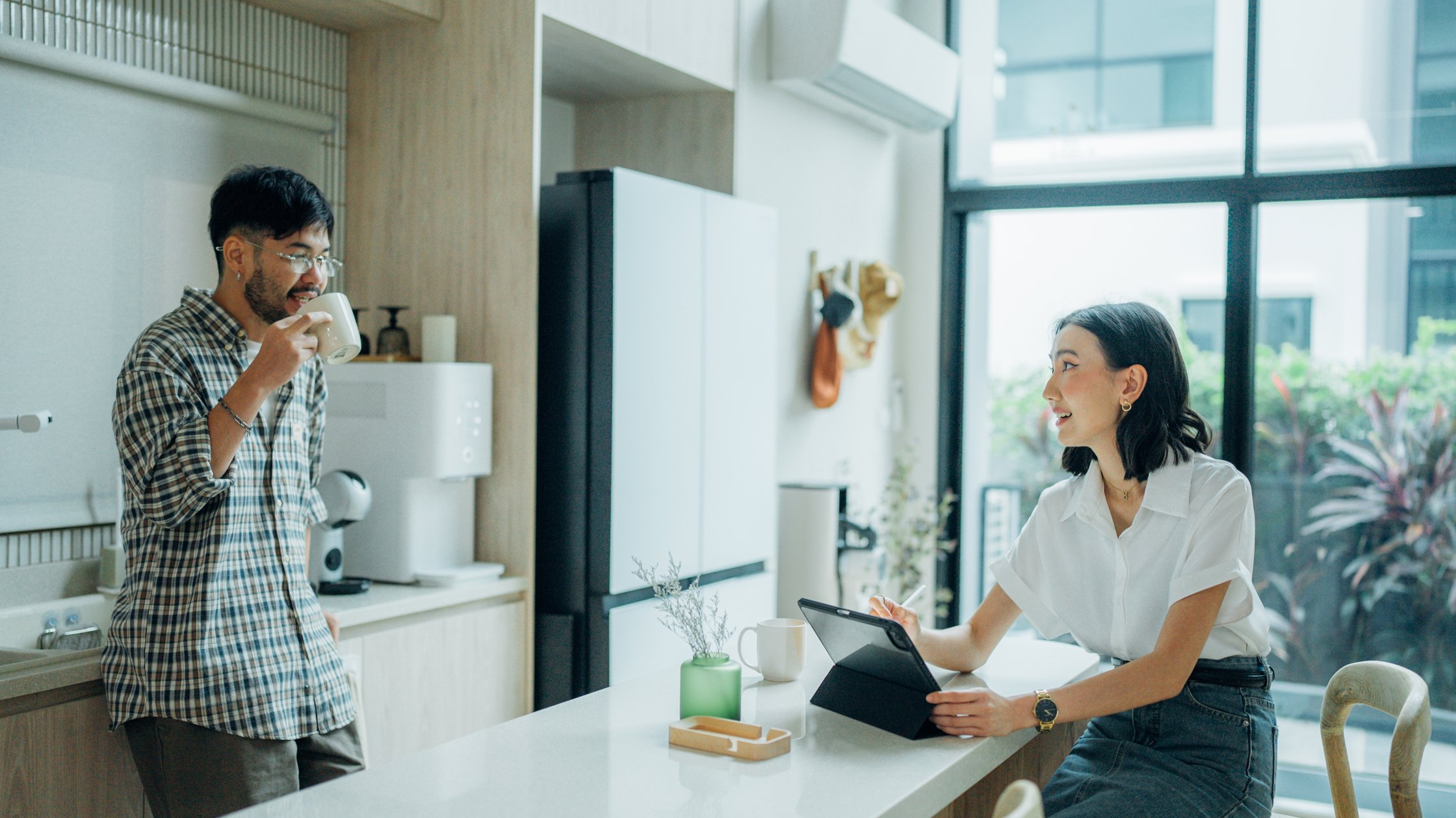 居家环境中愉悦交谈的伴侣与咖啡时光