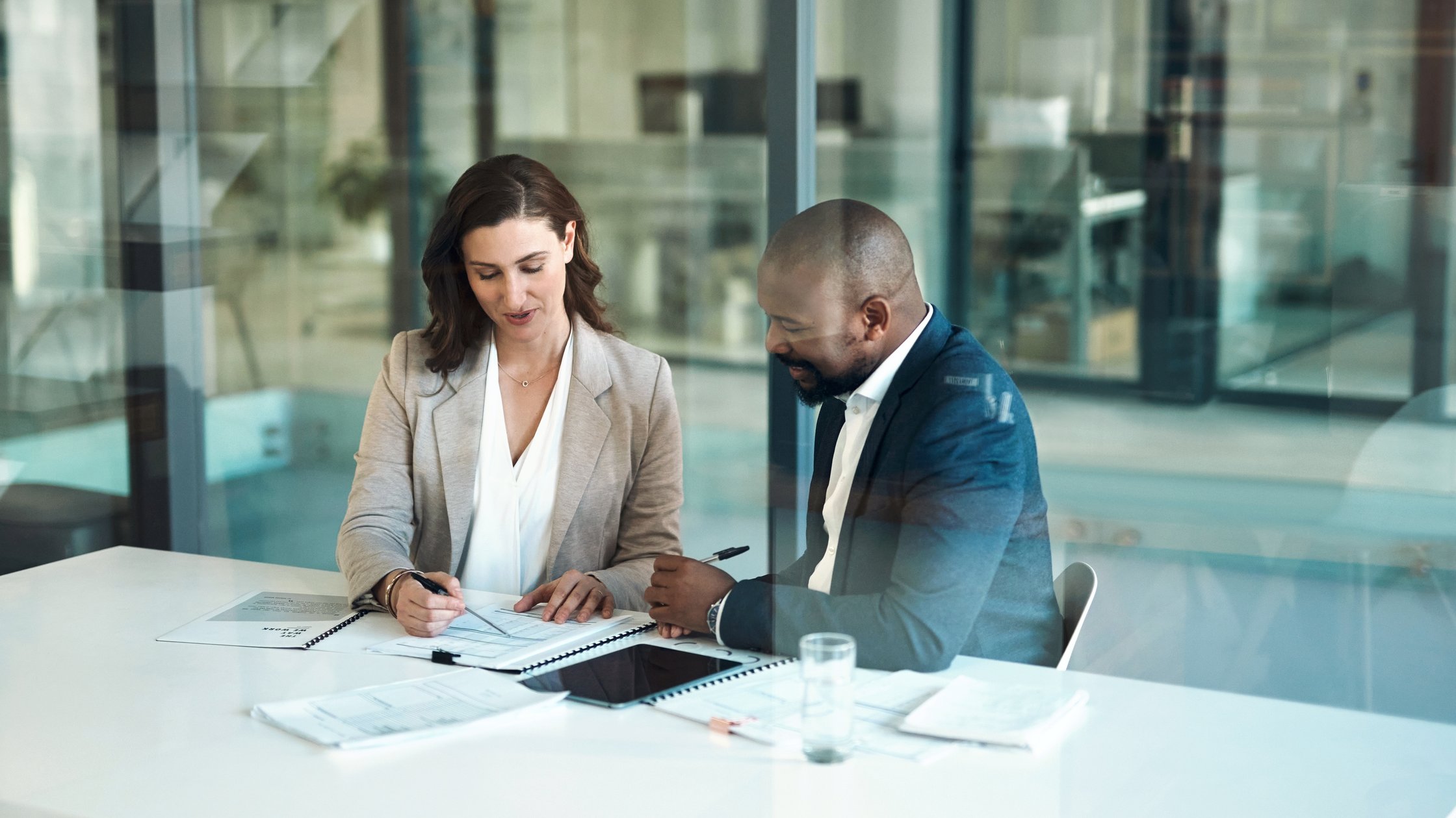為商務人士、客戶或員工提供法律、稅務、審計或會計事務的辦公室、會議和文件。