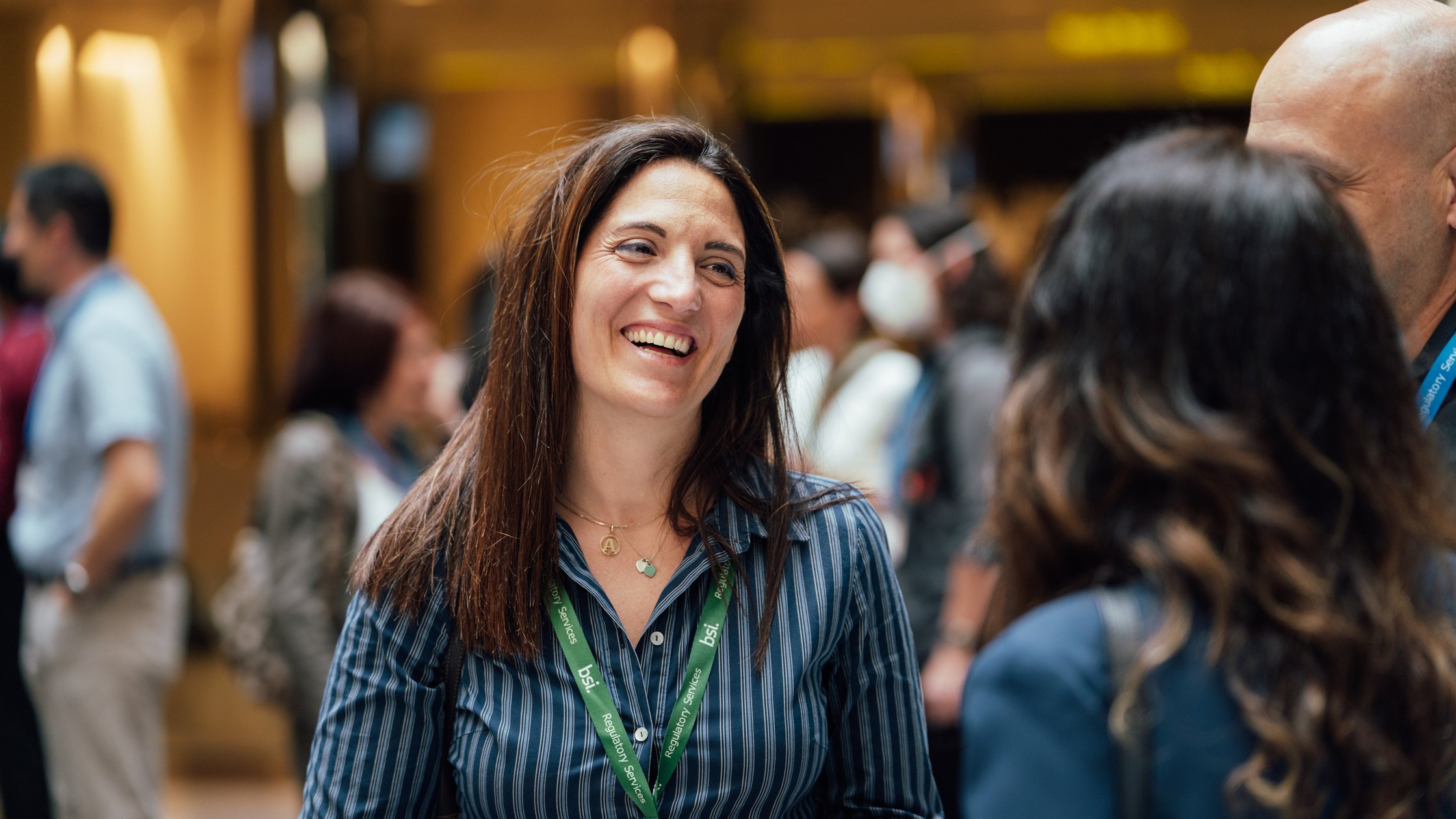 三位高管站着讨论业务